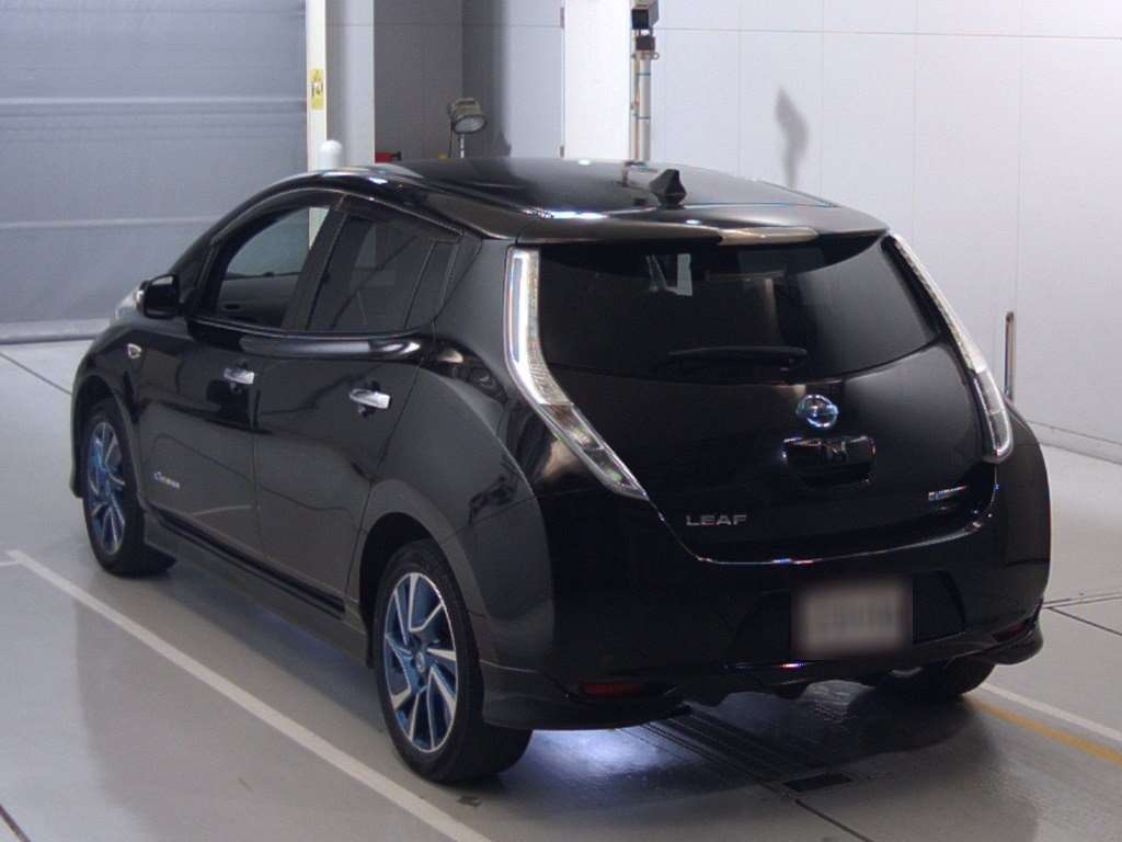 Nissan Leaf черный