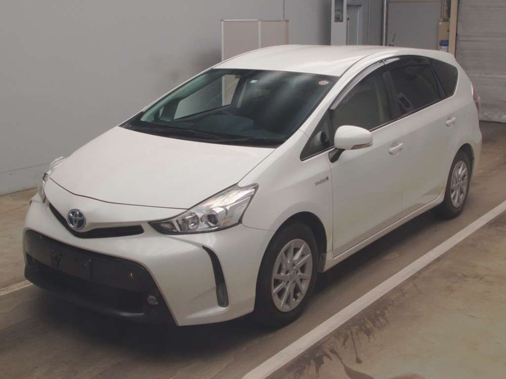 toyota prius alpha 2015